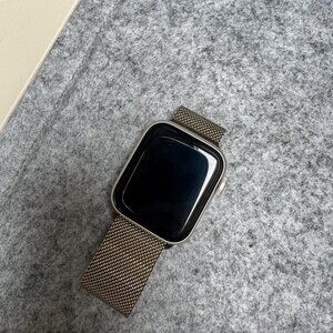 Apple Watch SE GPS, 40mm Starlight Aluminium Case with Gold Milanese Loop